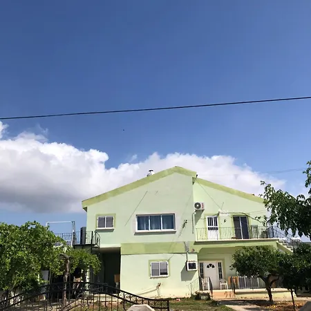 Hillside Residences Kır Evi